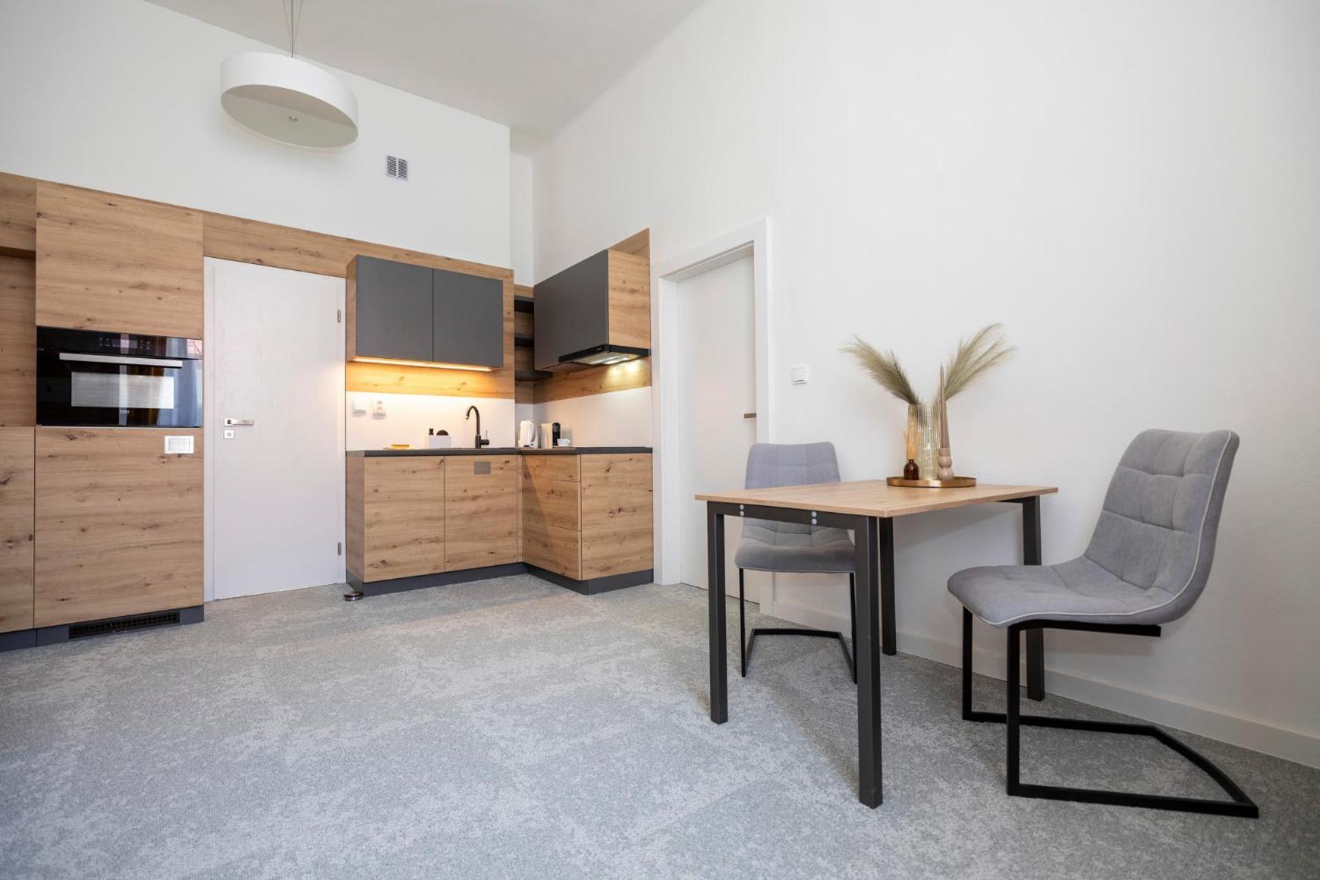 Alure Residences 10 - 24H Self Check-In & Private Parking Next To The Apartment Building Included, City Center Right On Snp Square In A Quiet Passage, New Building, Best Deal In Town 班斯卡-比斯特里察 外观 照片